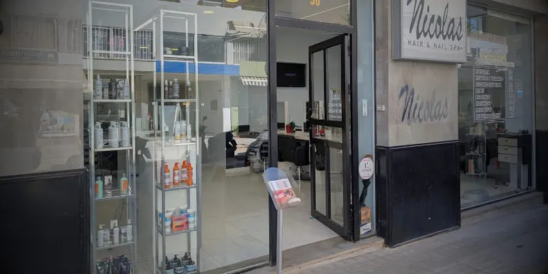 Η βιτρίνα του κομμωτηρίου Nicolas Hair & Nail Spa στο Χαλάνδρι